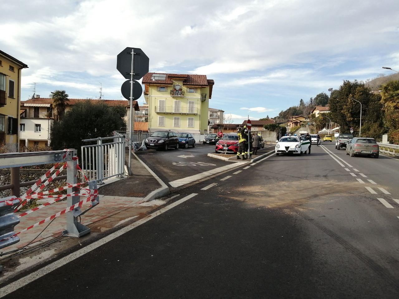 Auto Va Sbattere Contro Il Guard Rail A Suna, Illese Le Occupanti ...