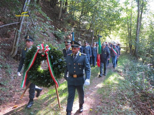 Deposta una corona in memoria dei finanzieri e degli spalloni caduti sui confini ossolani FOTO