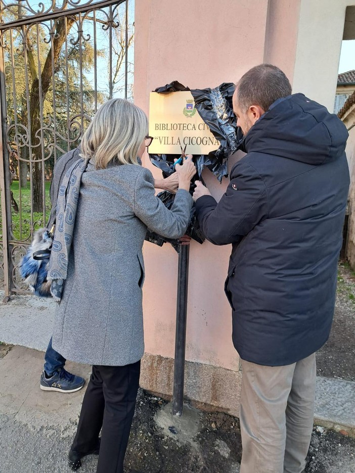 Nuove targhe all'esterno di Villa Cicogna e della Biblioteca Civica