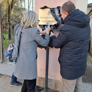 Nuove targhe all'esterno di Villa Cicogna e della Biblioteca Civica