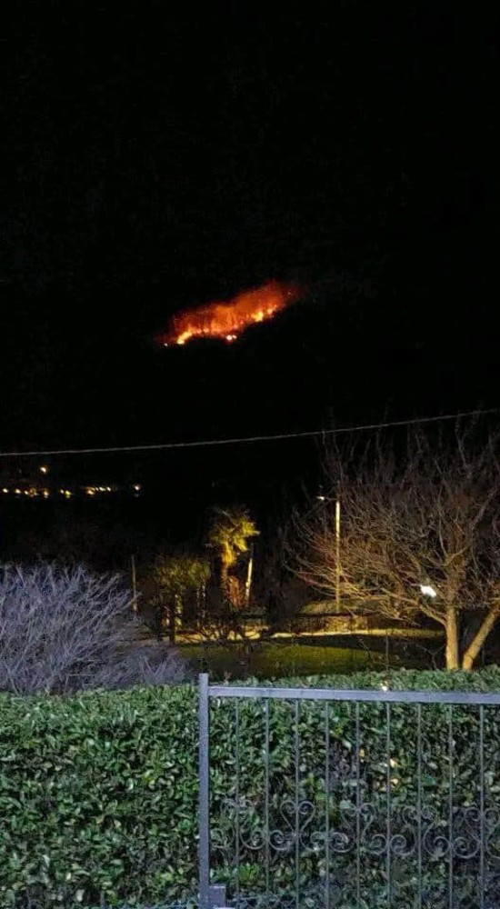 Fiamme sopra il Lago d’Orta tra Miasino e Pettenasco