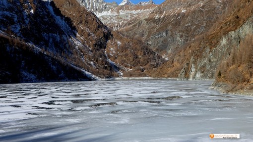 Foto: inizio d'anno con lago ghiacciato alla diga di Cheggio, in alta valle Antrona