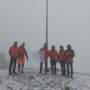 La bandiera del 70° anniversario della nascita del Soccorso Alpino issata sulle croci del Cistella, Zeda e Massone