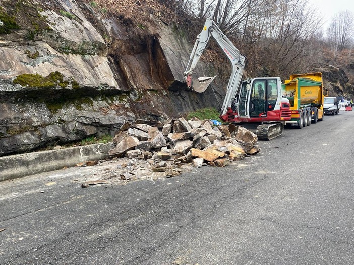 Frana sulla provinciale 46: massi sulla carreggiata colpiscono un'auto, nessun ferito