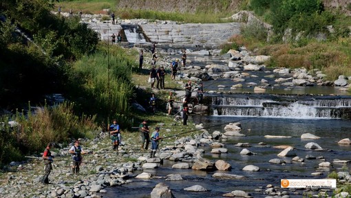 Foto: una gara di pesca nel torrente Ovesca a Villadossola