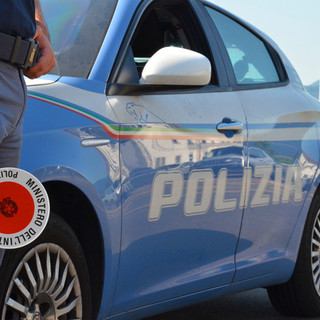 Acquista droga con la figlia minore in auto: sanzionata dalla polizia