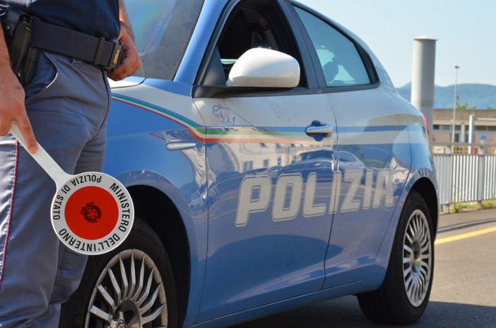 Acquista droga con la figlia minore in auto: sanzionata dalla polizia