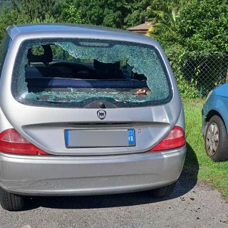 Notte di follia a Cireggio: diverse auto danneggiate dai vandali