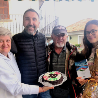 I giovani di Arola festeggiano la maggiore età con la Costituzione in dono