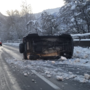 Auto ribaltata in superstrada, manto stradale in pessime condizioni