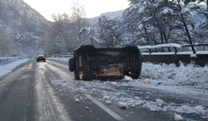 Auto ribaltata in superstrada, manto stradale in pessime condizioni