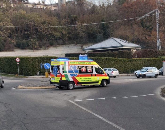 Incidente in monopattino a Cireggio: donna contro una rotonda