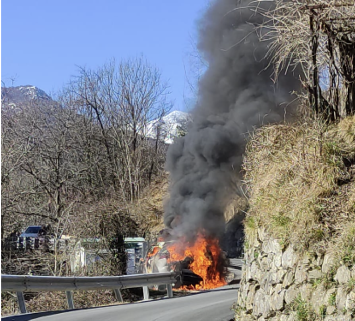 Auto distrutta dalle fiamme in Valle Cannobina