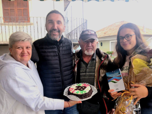 I giovani di Arola festeggiano la maggiore età con la Costituzione in dono