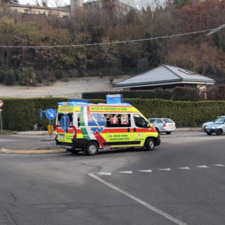 Incidente in monopattino a Cireggio: donna contro una rotonda