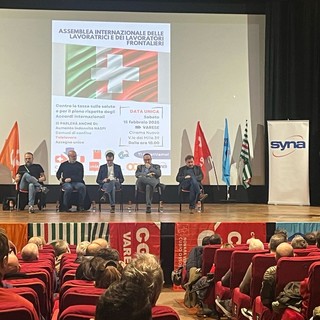 L'assemblea dei lavoratori frontalieri organizzata dai sindacati al Teatro Nuovo di Varese