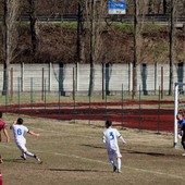 Foto: unmomento di Villa-Serravallese e nel riquadro  l'allenatore Manolo Giampaolo