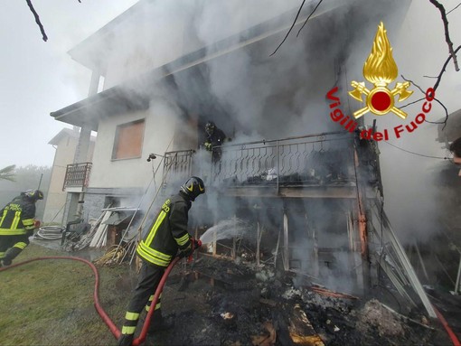 Abitazione in fiamme a Verbania: danni ingenti, nessun ferito