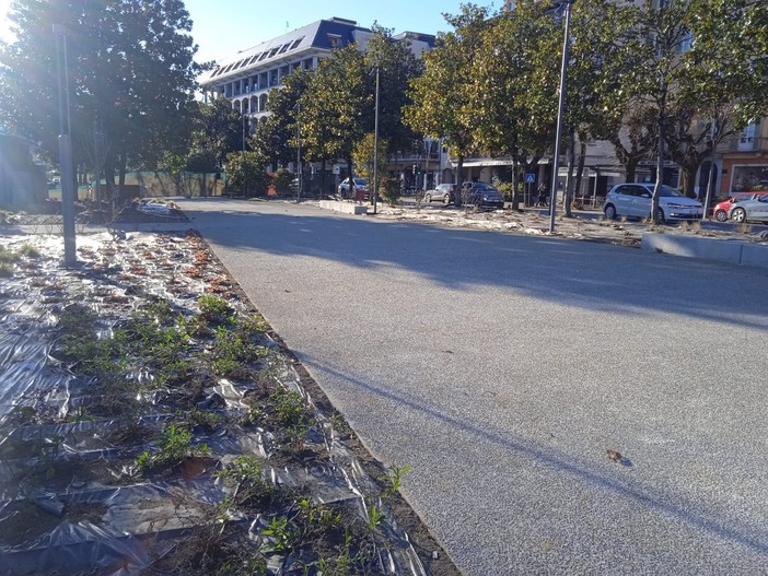 Tolte le reti al cantiere del lungolago di Intra