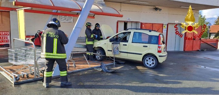 Malore alla guida, finisce contro i carrelli del supermercato