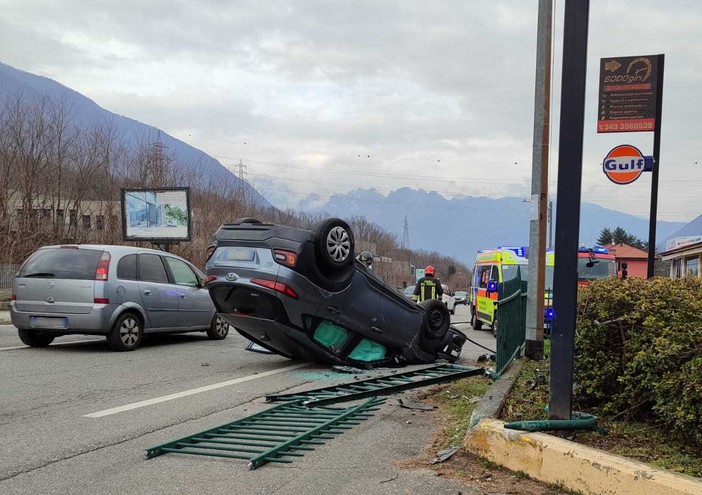 Incidente a Casale Corte Cerro: un'auto ribaltata in via Novara