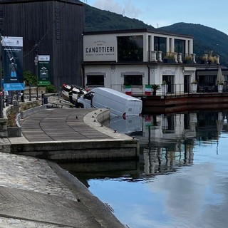 Omegna, furgone finisce nel lago alla Canottieri FOTO