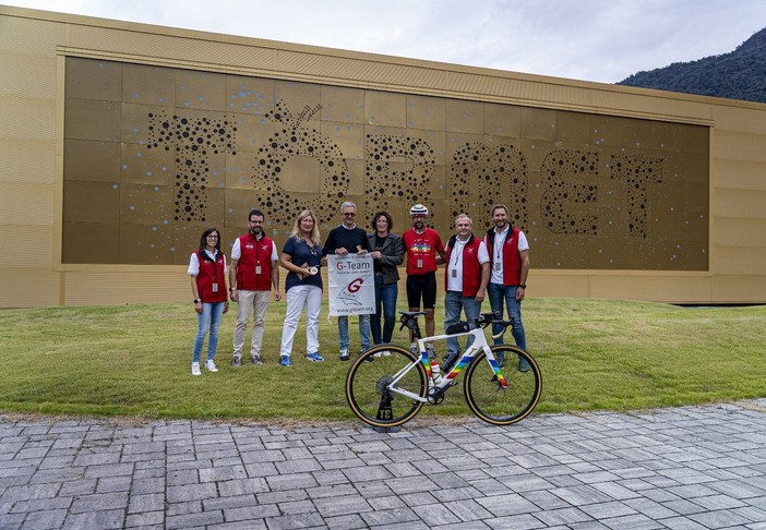 Andrea Ciocca e la sua bicicletta della pace hanno raggiunto Rovereto