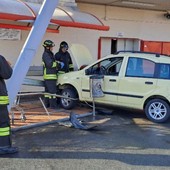 Malore alla guida, finisce contro i carrelli del supermercato