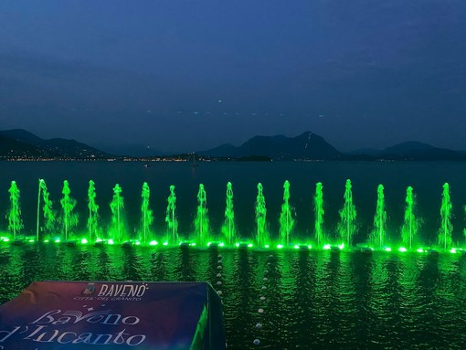 Centinaia di persone hanno affollato il lungolago per l'inaugurazione di Baveno d'incanto VIDEO