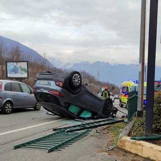 Incidente a Casale Corte Cerro: un'auto ribaltata in via Novara