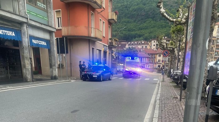 Rissa in centro ad Omegna, intervento delle forze dell'ordine