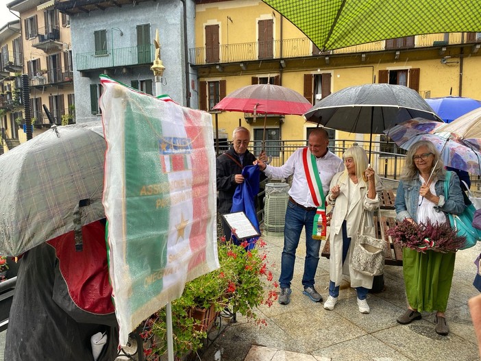 La città onora la memoria dei partigiani: nuova targa per ricordare l'eccidio del 1944 FOTO