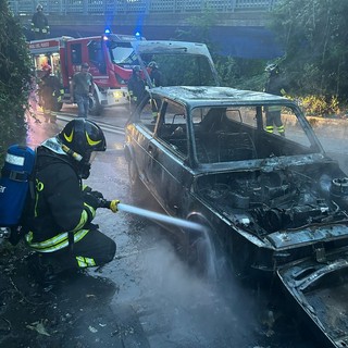 Auto distrutta dalle fiamme in località Brughiere