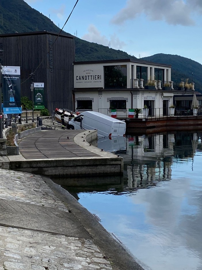 Omegna, furgone finisce nel lago alla Canottieri FOTO