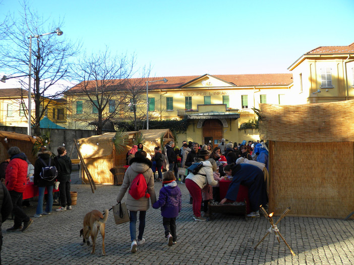 Piazza San Vittore rivive la natività con il presepe vivente FOTO