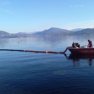 Cannero, cisterna perde gasolio nel lago. Intervengono i Vigili del fuoco