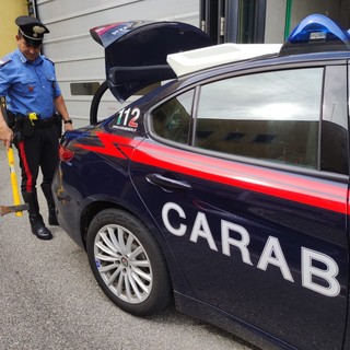 Minaccia con un'ascia per una scopa piegata: 55enne denunciato a Verbania