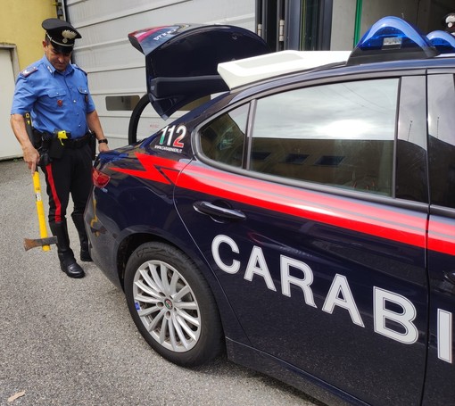 Minaccia con un'ascia per una scopa piegata: 55enne denunciato a Verbania