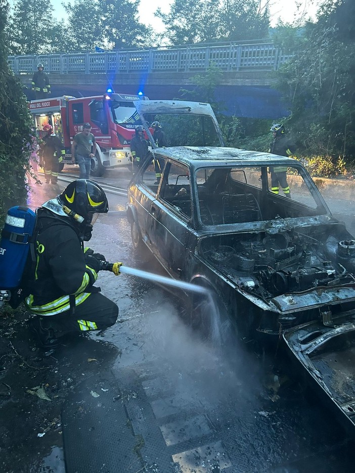 Auto distrutta dalle fiamme in località Brughiere