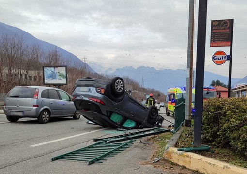 Incidente a Casale Corte Cerro: un'auto ribaltata in via Novara