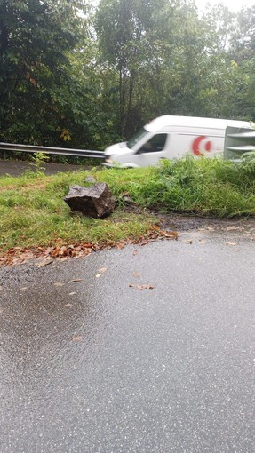 Masso cade sulla strada che porta a Quarna