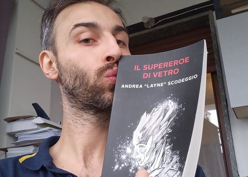 Lo scrittore verbanese Andrea Scodeggio presenta &quot;Il Supereroe di vetro&quot;