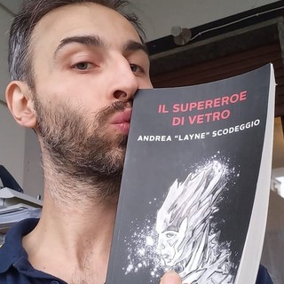 Lo scrittore verbanese Andrea Scodeggio presenta &quot;Il Supereroe di vetro&quot;