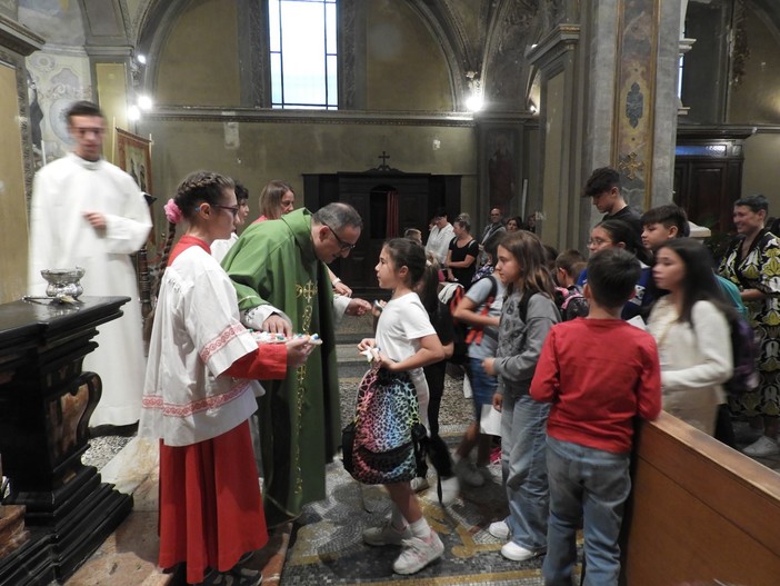 Ad Omegna la tradizionale benedizione di zaini e libri