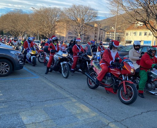 Babbi Natale in motocicletta hanno consegnato i doni ai bambini della pediatria FOTO E VIDEO