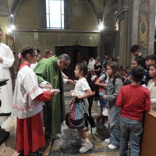 Ad Omegna la tradizionale benedizione di zaini e libri