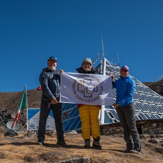 La bandiera dei 70 anni del Soccorso Alpino arriva in Nepal