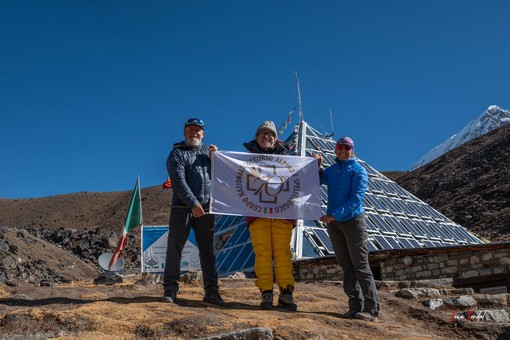 La bandiera dei 70 anni del Soccorso Alpino arriva in Nepal