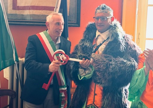 Carnevale a Cannobio: il sindaco consegna le chiavi a Re Busecon