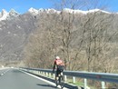 Un ciclista sulla superstrada tra Ornavasso e Mergozzo